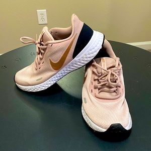 Nike Revolution Tennis Shoes